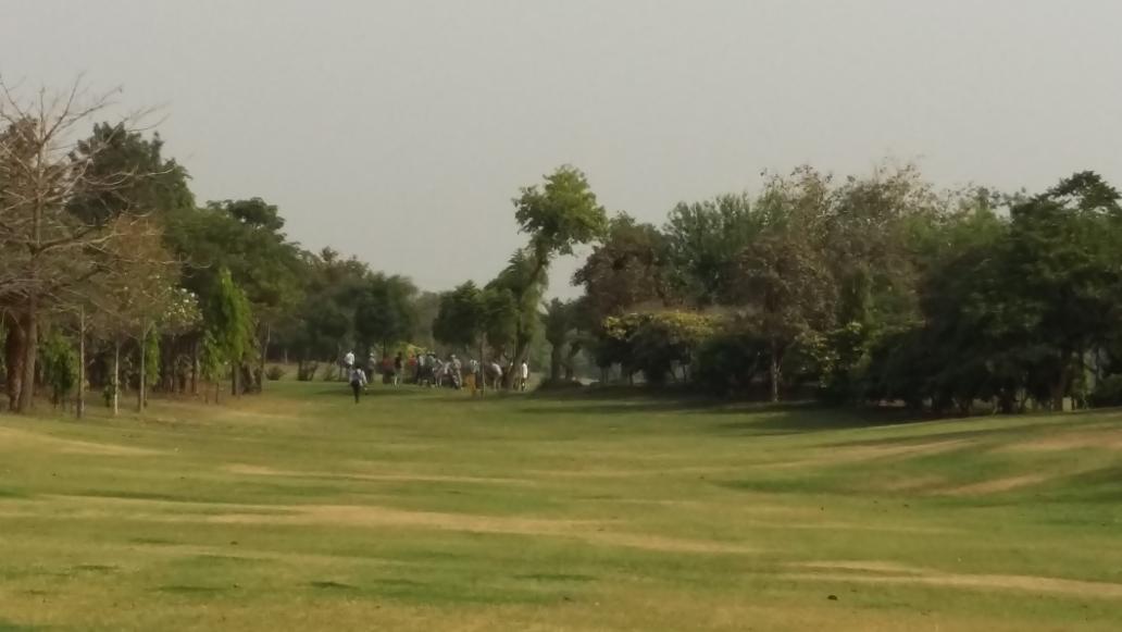 ProgressionInfo's tweet photo. Off to take positions at their respective tees. 9 teams on 4-ball play. #TechLeaders Golf 2016 #CIOsofIndia https://t.co/9VRm2nzFYA