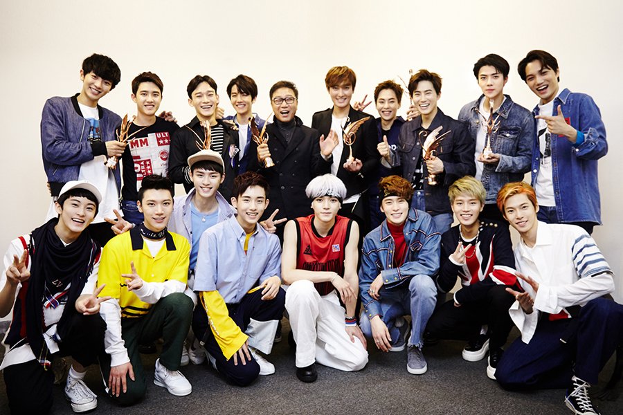 SMTOWNGLOBAL's tweet photo. #SMTOWN, 중국의 그래미 '음악풍운방'에서 4관왕! #이수만 프로듀서, #강타, #EXO, #NCT 가 함께 한 4관왕 기념 사진 :) https://t.co/mI9dmVtVUV