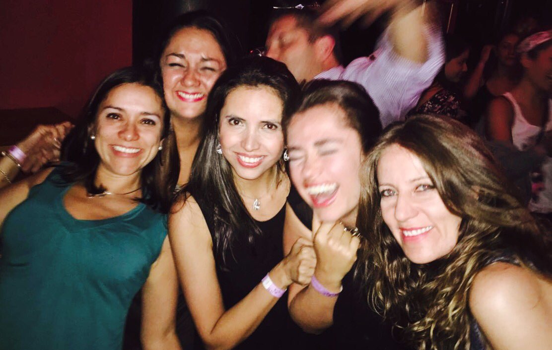 JuanaAcostaG's tweet image. Cuando uno sale con las amigas del colegio y se acuerda que hace 20 años estábamos en la excursión @platana #prom96