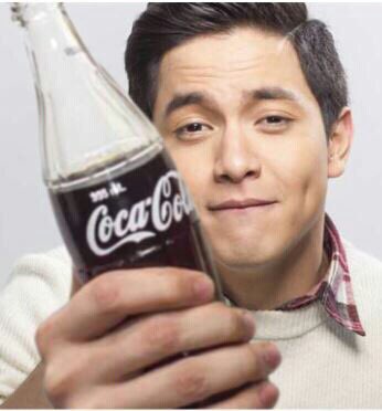 aldenrichards02's tweet photo. Ngayong #SiblingsDay Coke ang kasama namin! Capture your fave sibling moments with Coke. #TasteTheFeeling 😎 https://t.co/FnHTdsqcnD