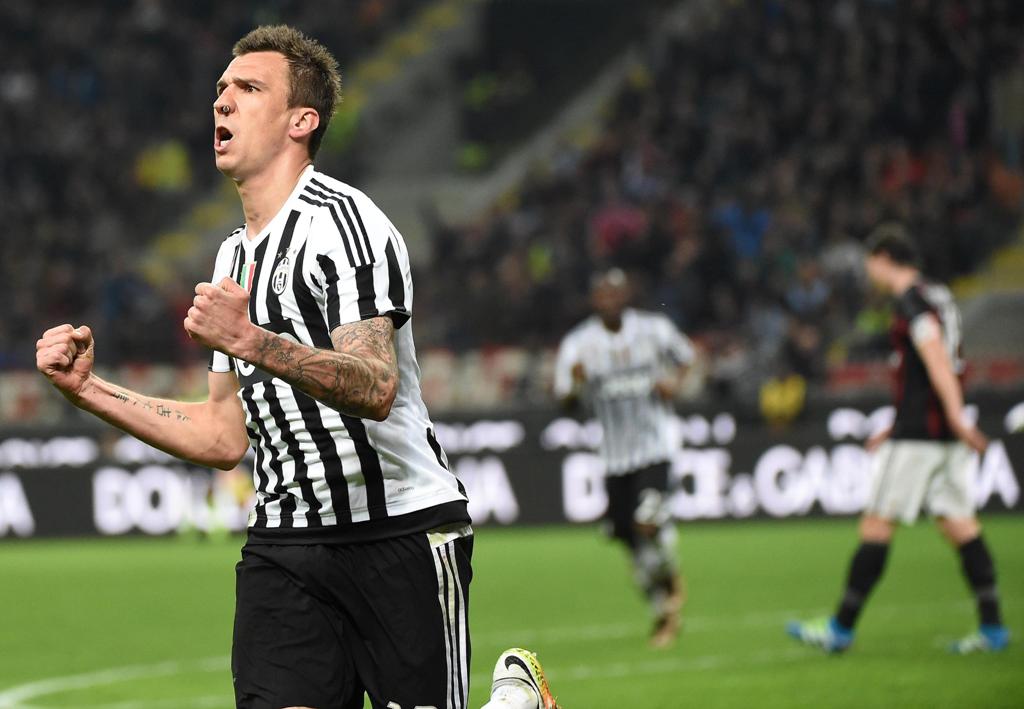 juventusxsempr's tweet photo. POSSIAMO CONFERMARE CHE IL GIOCATORE IN FOTO E' UN GRANDE PROFESSIONISTA E SUDA PER LA MAGLIA...#APPALUSI https://t.co/dFnQt0WlVf