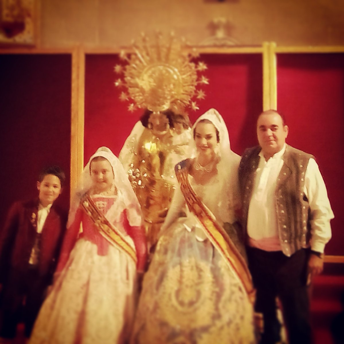 fallamariaros's tweet photo. Els nostres representants hui en el besamàns de la mare de Déu. #soydemariaros #fallas #fallas16 #domingo #marededeu https://t.co/GUpzRlblO3