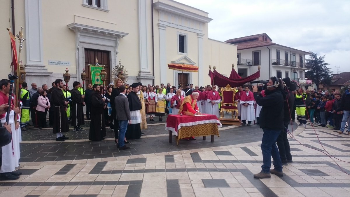 Con la rievocazione di papa Orsini buongiorno a tutti <a href="/rai2infamiglia/">Mezzogiorno famiglia</a> <a href="/Manilanazzaro/">Manila Nazzaro 👑</a> @ManilaciMN <a href="/gapa89/">Gabriele Pastore</a>