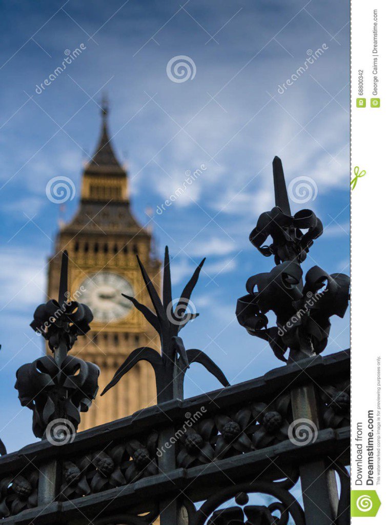 georgethefourth's tweet photo. When shooting tall thin buildings use foreground objects to fill empty space. #LetsStock! https://t.co/vhNZnzX4i4 https://t.co/2fMjvCR3yn