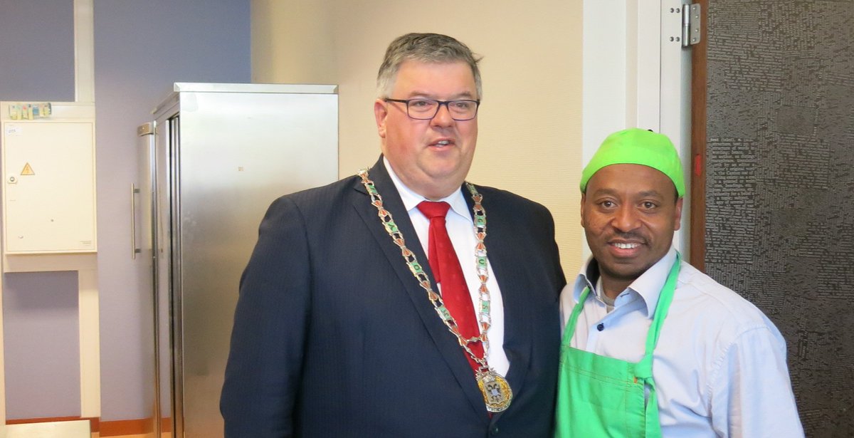 Burgemeester Bruls nam kijkje bij ons in keuken bij vijfjarig jubileum v 't Hert <a href="/Pluryn/">Pluryn</a> <a href="/Driestroom/">Driestroom</a> @TandemWelzijn