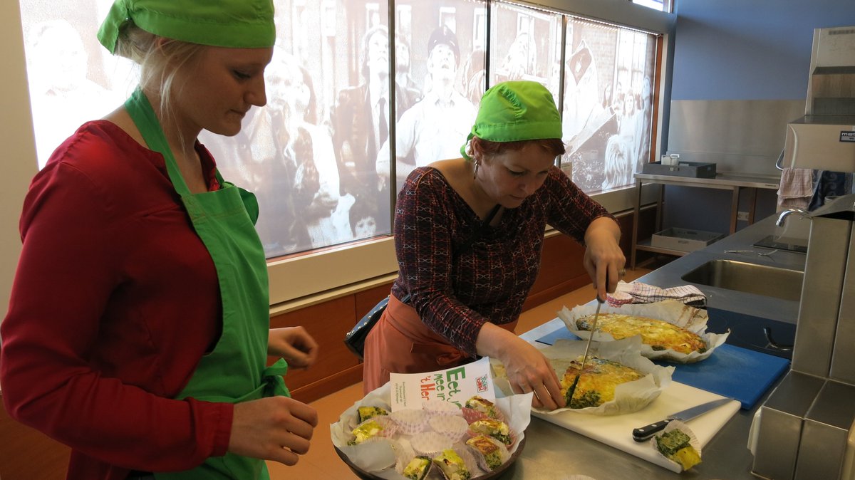 Burgemeester Bruls nam kijkje bij ons in keuken bij vijfjarig jubileum v 't Hert @NMGNmiddenzuid <a href="/Willemskwartier/">Willemskwartier</a>