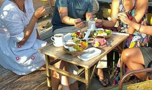 Minggu sore menimkati secangkir kopi &amp; teh hangat di beranda halaman rumah. Happy sunday pops, berbahagialah! 👒