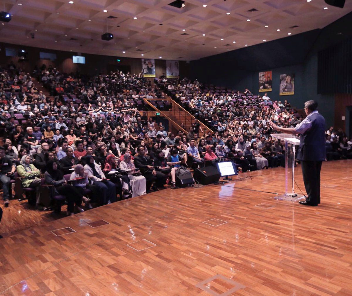 SBYudhoyono's tweet photo. Berbagi pengalaman &amp; pesan inspiratif di Supermentor 10, di University of New South Wales, Sydney, Australia (9/4). https://t.co/2lp8baR0Q2