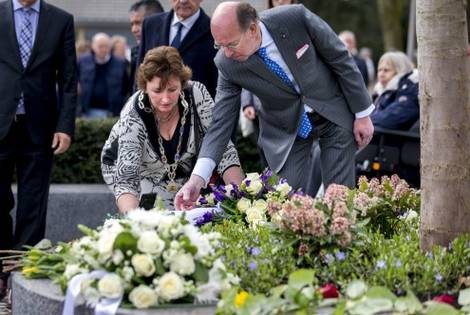 Alphen herdenkt schietpartij Ridderhof [foto's en video] dlvr.it/L1RFNP