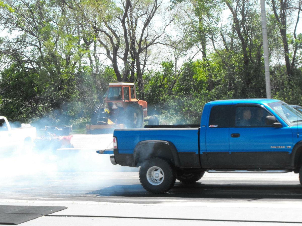 AlexBeyl's tweet photo. Proof that a pickup with mud tires can run down a quarter mile track #rip #bigtruckin https://t.co/8kkt7LRgQT