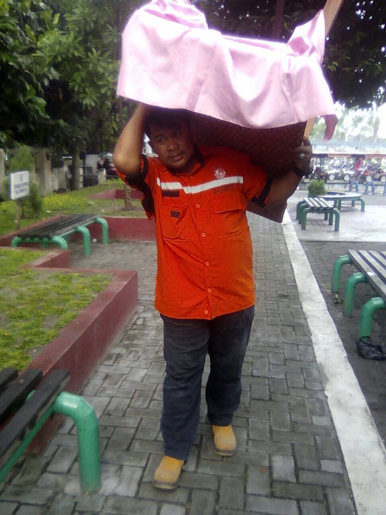 RelindoPusat's tweet photo. [Tokoh Relindo] Joko Mulyono ketua Relindo Kalteng sedang persiapan untuk aksi sosial #milad5thRelindo @walidkincai https://t.co/lIuDrH4pYn
