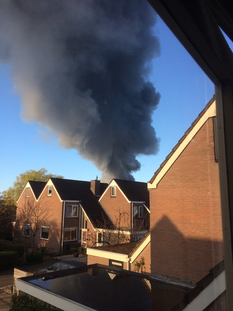 mauritsborn's tweet photo. Serieuze brand in #goes   Grote wolken boven de stad https://t.co/EtjP0cftQy