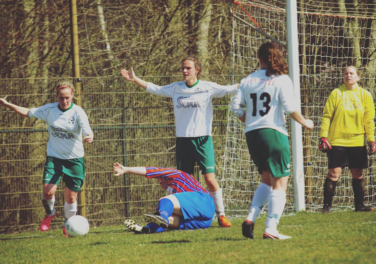BSCdames1's tweet photo. Zondag 3 april BSC vr1 - WVC vr1 #foto #bscdames1 #competitie #vrouwenvoetbal https://t.co/K3Na77BFbn
