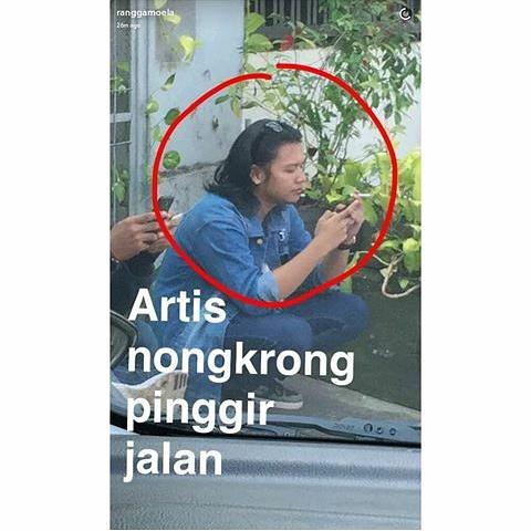 SMASHPEKANBARU's tweet photo. Artis Nongkrong Pinggir Jalan. 👉 @MrIlhm #60FIGHTSMASH https://t.co/7gaZxzocEP