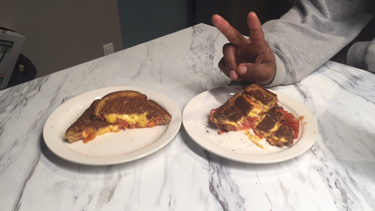 Mikaysterzzz's tweet photo. EVERYONE VOTE 4 WHO MADE THE BEST GRILLED CHEESE!! 🍞🍽  RT for @Mikaysterzzz (left) &amp; Fav @sur_REALmitch (right) https://t.co/9wEYInovig