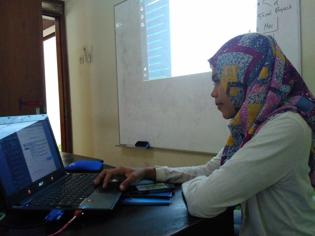 vivy_kh's tweet photo. #AndroidKejar minggu ke-2 @qiscus siang ini, dibersamai fasilitator @Lansaoz , mari coding 💻 https://t.co/3tKVyTbfiV