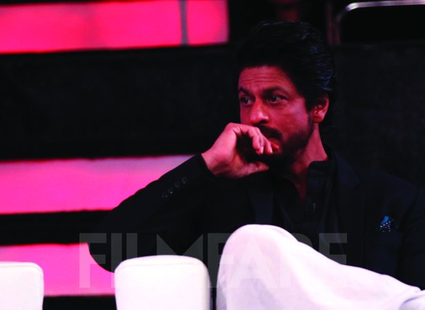 filmfare's tweet photo. Isn’t he the sweetest?

.@iamsrk gets emotional on a reality show.

Full story here : https://t.co/PZyNGxYD3I https://t.co/XJVdALBTia