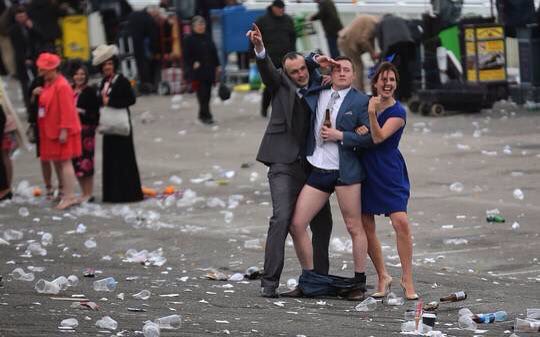 DaveFosterTips's tweet photo. If ever one photo summed up Aintree it's this one 😂😂😂 https://t.co/Gs4nVZlyIJ