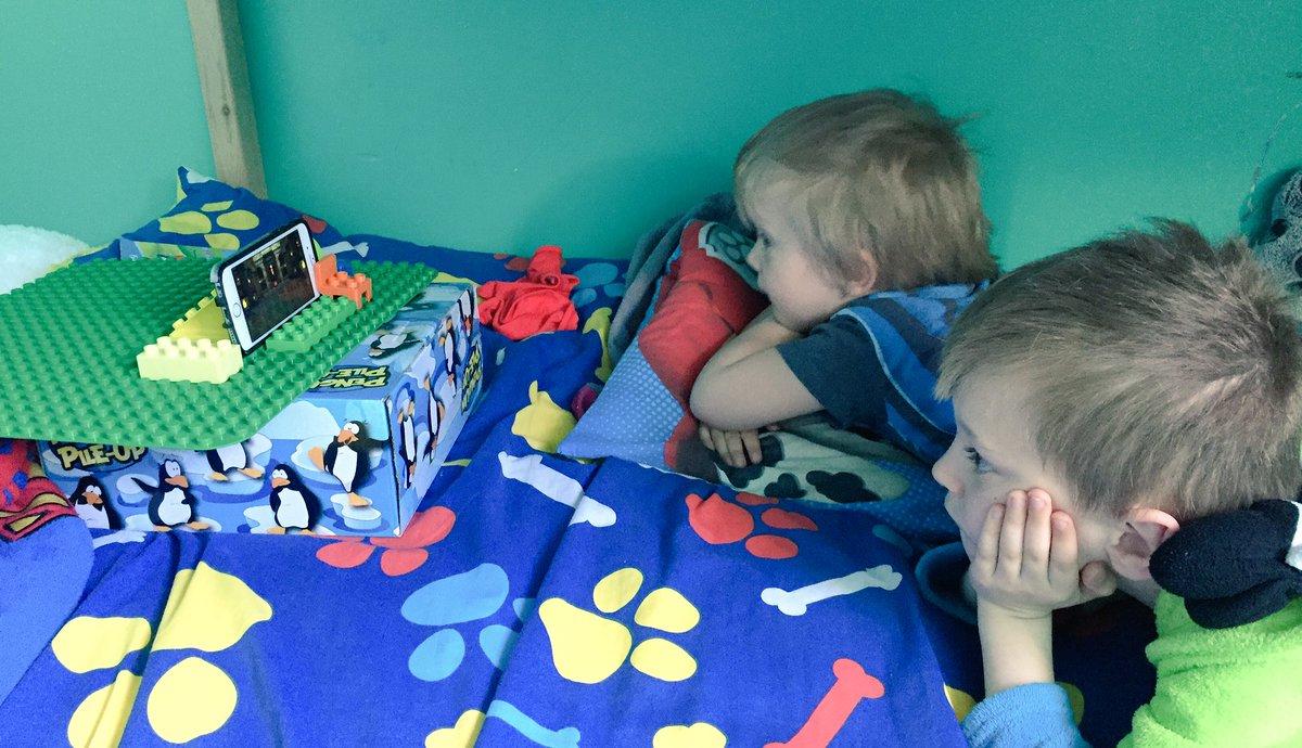 This #lego drive-in cinema phone holder lets kids watch <a href="/NetflixUK/">puɐlǝɹI ⅋ ʞꓵ xᴉlɟʇǝN</a> (new Lego Batman) with a peaceful outcome! Hehe!!