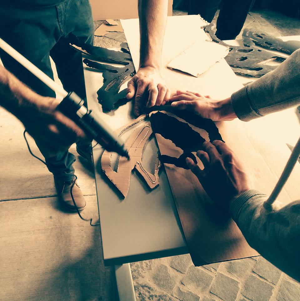 tevereterno's tweet photo. I volontari di #tevereterno all'opera per #triumphsandlaments di #williamkentridge | Workshop Shadow puppets day4 https://t.co/GLLudC549R