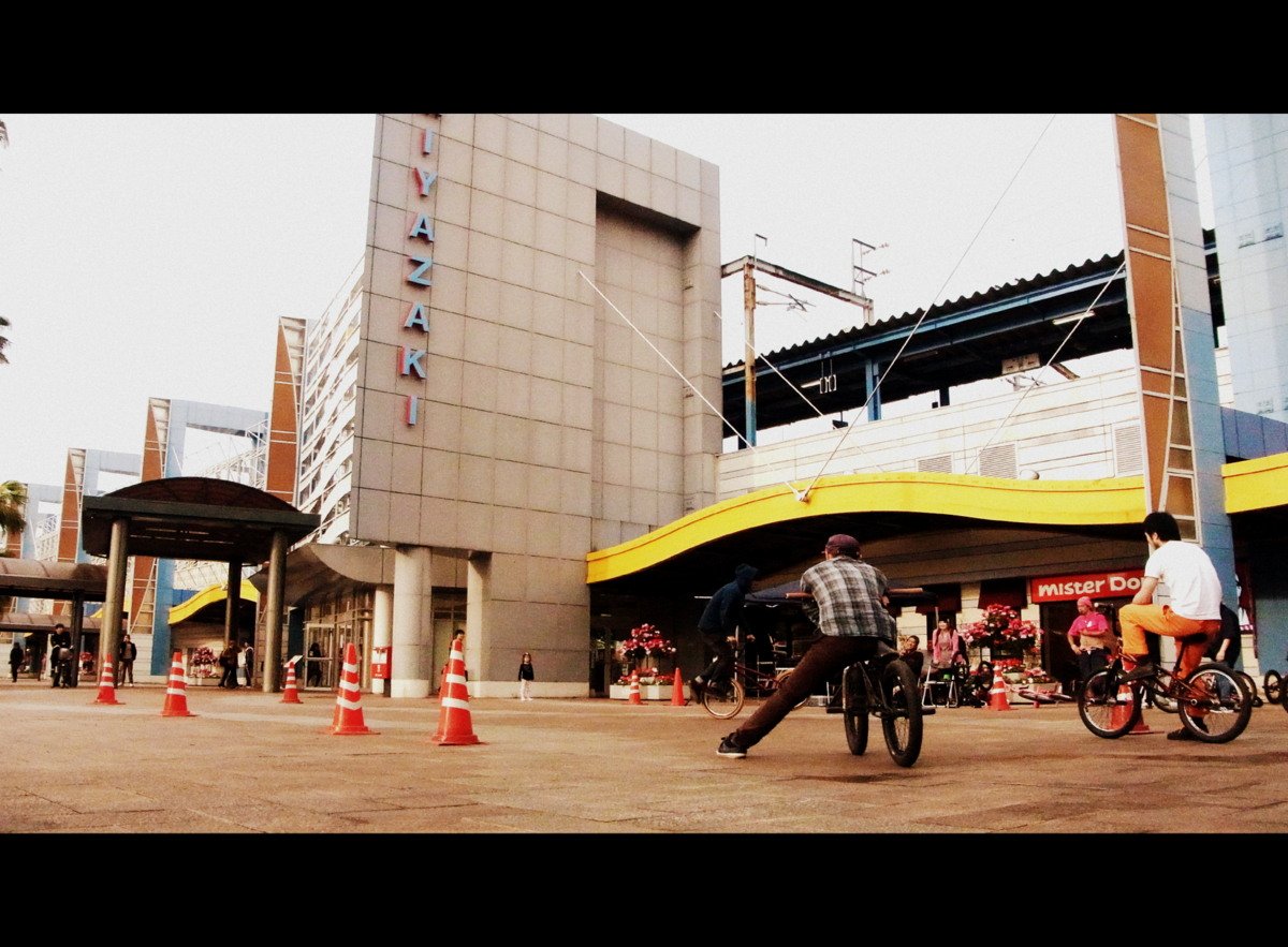 gnarly_in's tweet photo. 路面をみんなで拭きあげてBMXの大会スタート!!
宮崎駅近辺いましたら、当店も協力してる大会ですので是非見に行ってくださーい。kmine 
#CREATIVEDECONSTRUCTION
#宮崎BMX協会
#宮崎駅 https://t.co/N0saxGZeZp