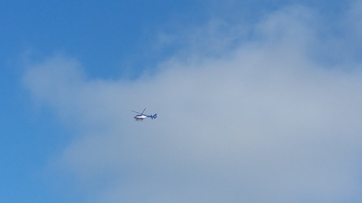 112opurk's tweet image. De politiehelikopter helpt mee met  zoeken.