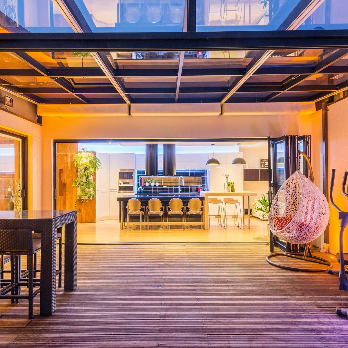 Light-on Ne-on! 45 Langtree Crescent Crace at luton.com.au/5589589/45-lan…

#picoftheweek #neondreams