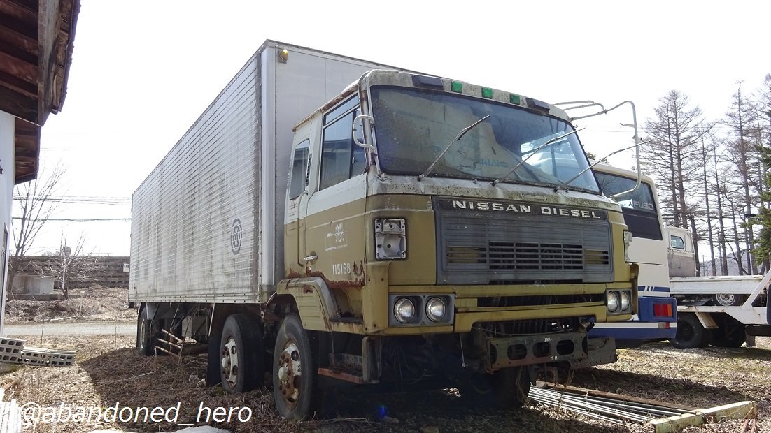 草ヒロ写真館byぱぁたん 日産ディーゼルレゾナ 場所 長野県 前２軸レゾナの廃車体の登場です 大型トラック 特にパネルバンの 廃車体は極めて残りにくいもので 流石長野県と言わざるを得ません 部品はいくつか失ってますが この堂々たる存在感は大型