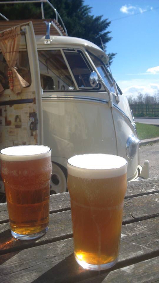 LilySplitty's tweet image. Having a nice cold pint in the sun #happy