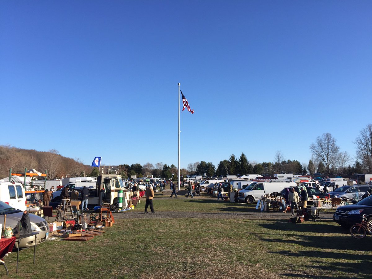 WealthyProspect's tweet photo. #readysetgo: #fleamarket season opens! @etfleamrkt @CTvisit https://t.co/r6egAFOuHX