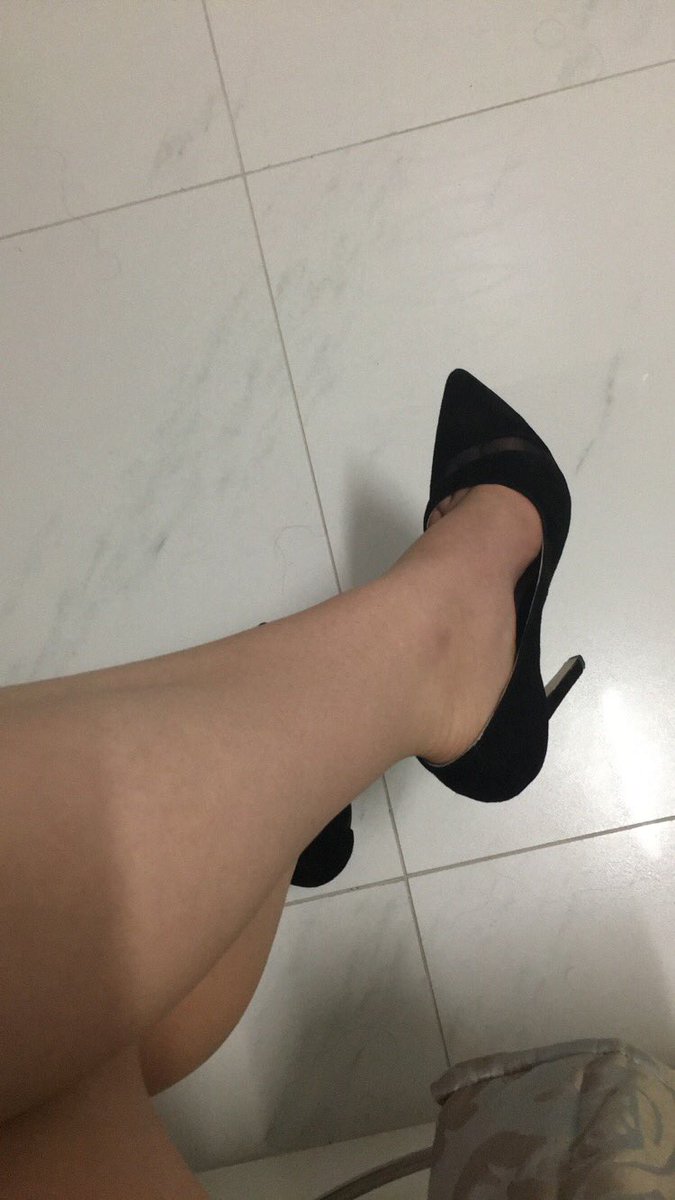 koula_p's tweet photo. Can't sleep so trying to break in new Tony Bianco heels #painisbeauty #imamidget #shoegasm https://t.co/5zS251JAjs