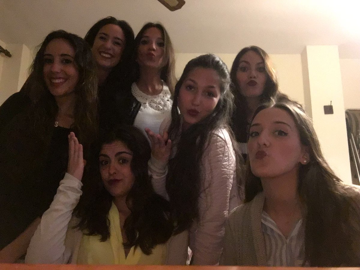 MariaTejeroM's tweet photo. Nuestra preferia en Málaga 👏👏 De relax!! #Pescaito 🐟🐟 Un finde perfecto!! Con mis niñas!! #CaladelMoral https://t.co/3G1r7PS7Pi