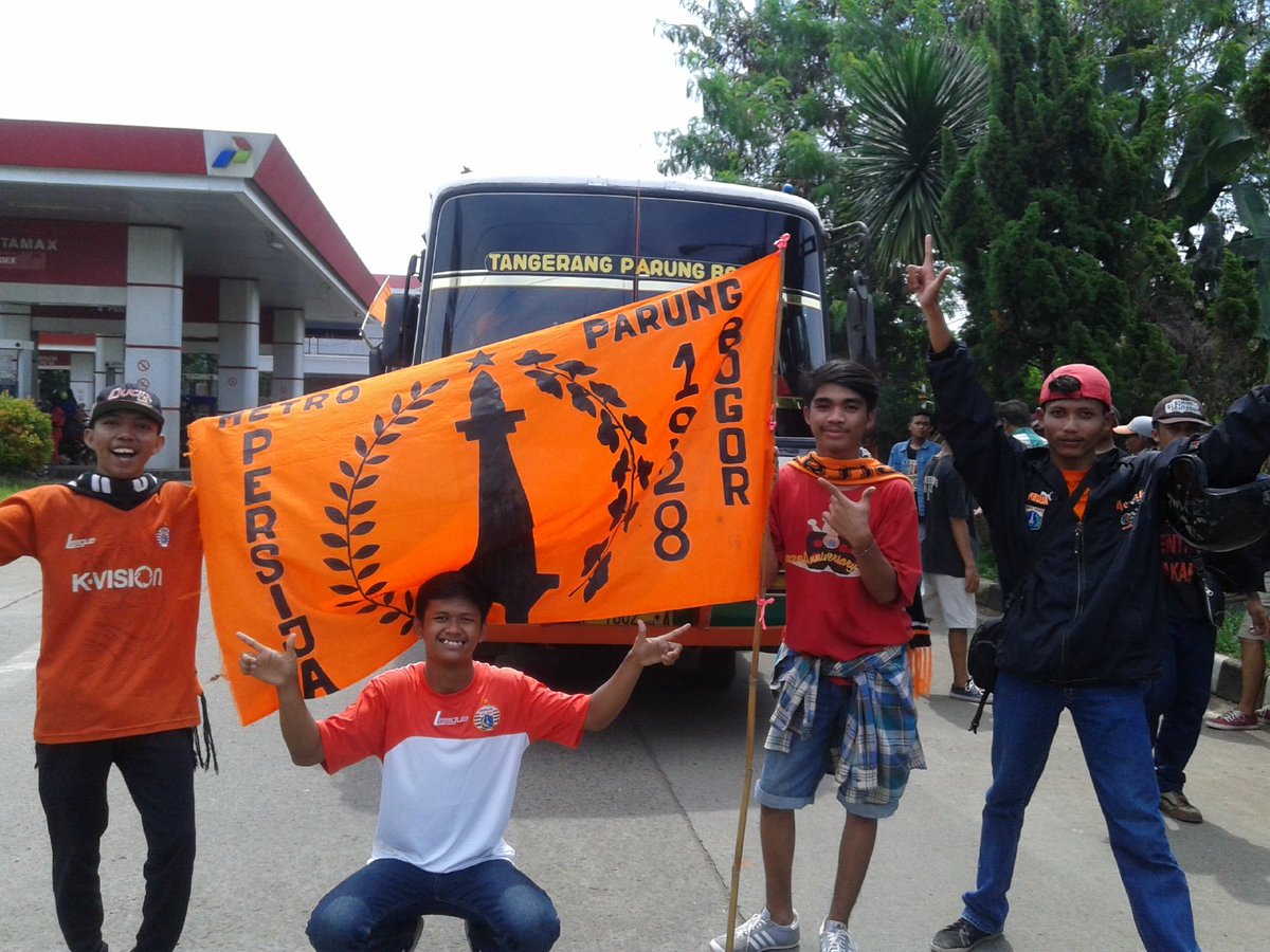 Jakparung's tweet photo. Siapa bilang PARUNG itu pigking? 3bis 5angkot,itu bukti kalau parung PERSIJA SELAMANYA!! #TrofeoPersija (pict1) https://t.co/S6HQlDonMn