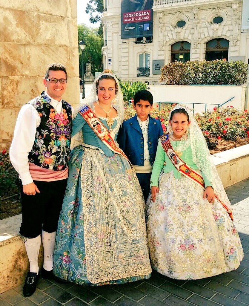 FallaMestreLope's tweet photo. Nuestros representantes 2016 María, Adrián y Ainara están en el Besamanos a la Virgen! 😍 #Burjassot #Falles2016 https://t.co/Zmr97z3LLv