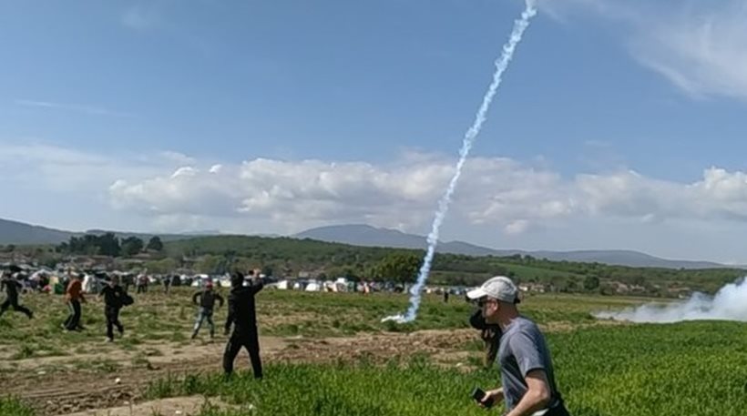 protothema's tweet photo. Εκρηξη βίας στην Ειδομένη: Χημικά και ξύλο από τους Σκοπιανούς αστυνομικούς - Δείτε βίντεο - https://t.co/fncDA2KwqZ https://t.co/1bbs43K2nL