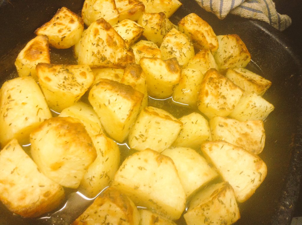 BandBLiverpool's tweet image. Potatoes are ready for our BIG FAT ROASTS👅👅 Served from 12- until they're gone! Book in to avoid any disappointment!