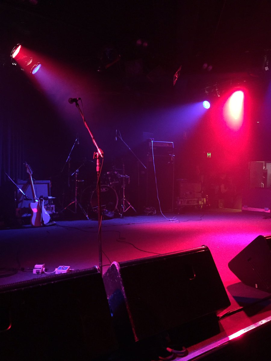 with_con's tweet image. barrier at mobo this is not okay