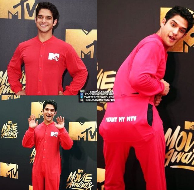 broyalchris's tweet photo. Tyler Posey passando pelo Red Carpet do MTV Movies Awards, ontem. 😍😂 #Amamos https://t.co/WKC2IA4XZd