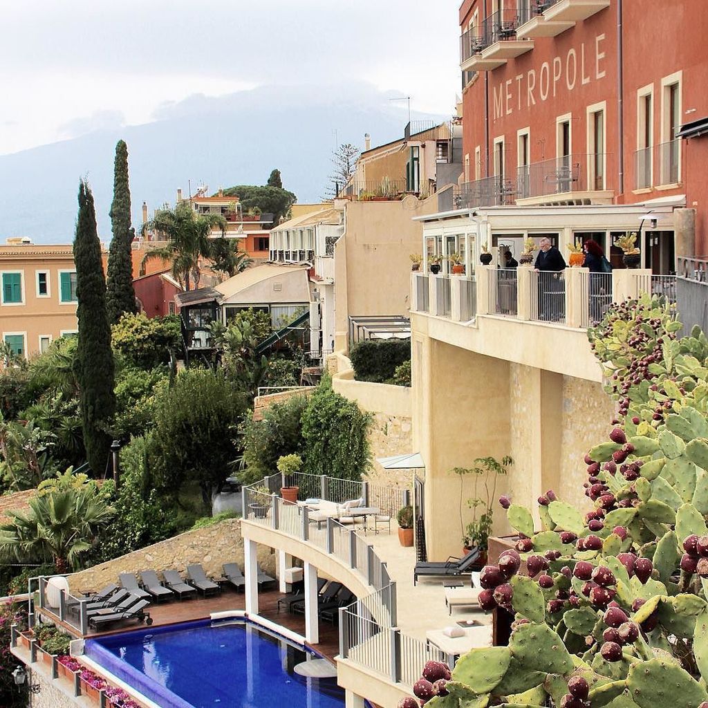 Pointsandtravel's tweet photo. A view of the Metropol's swimming pool in Taormina #Sicily #italy #splendorsofsouthitaly #oldvinecafe https://t.co/cnaHy986ec