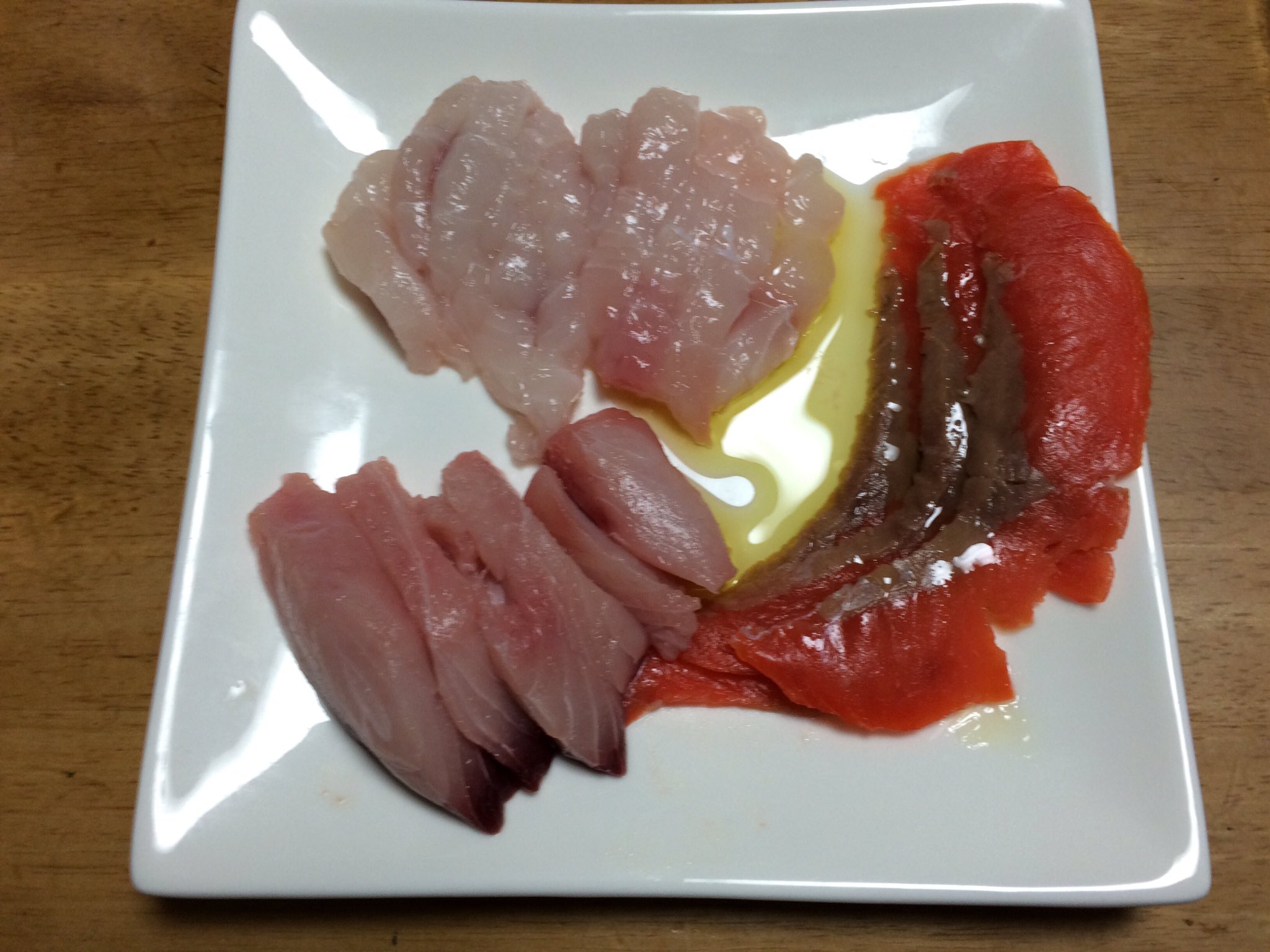 Nao S Tsurizaomorita 今日浦安魚市場の泉銀で購入したハンマーヘッドシャークの切り身 赤身の方 一緒に買ったサメ 白身のサメ何だっけ と スモークサーモンと盛り合わせて刺身で食べた ハンマーヘッドはカジキのようでした T Co