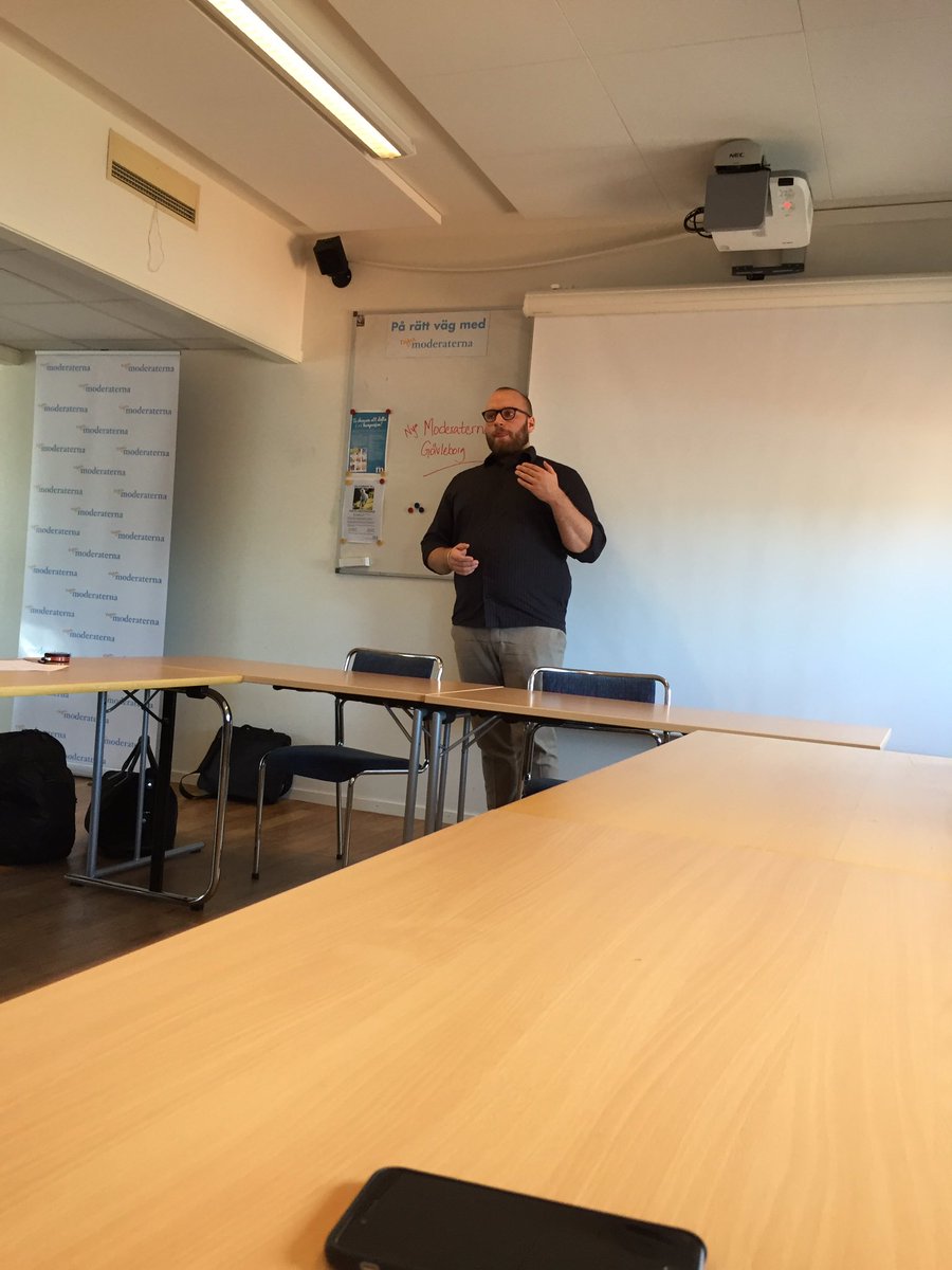 alexander_hagg's tweet photo. @OliverModerat talar på föreningsforum om aktiva föreningar. #mufswe https://t.co/ItCS3zAMZR