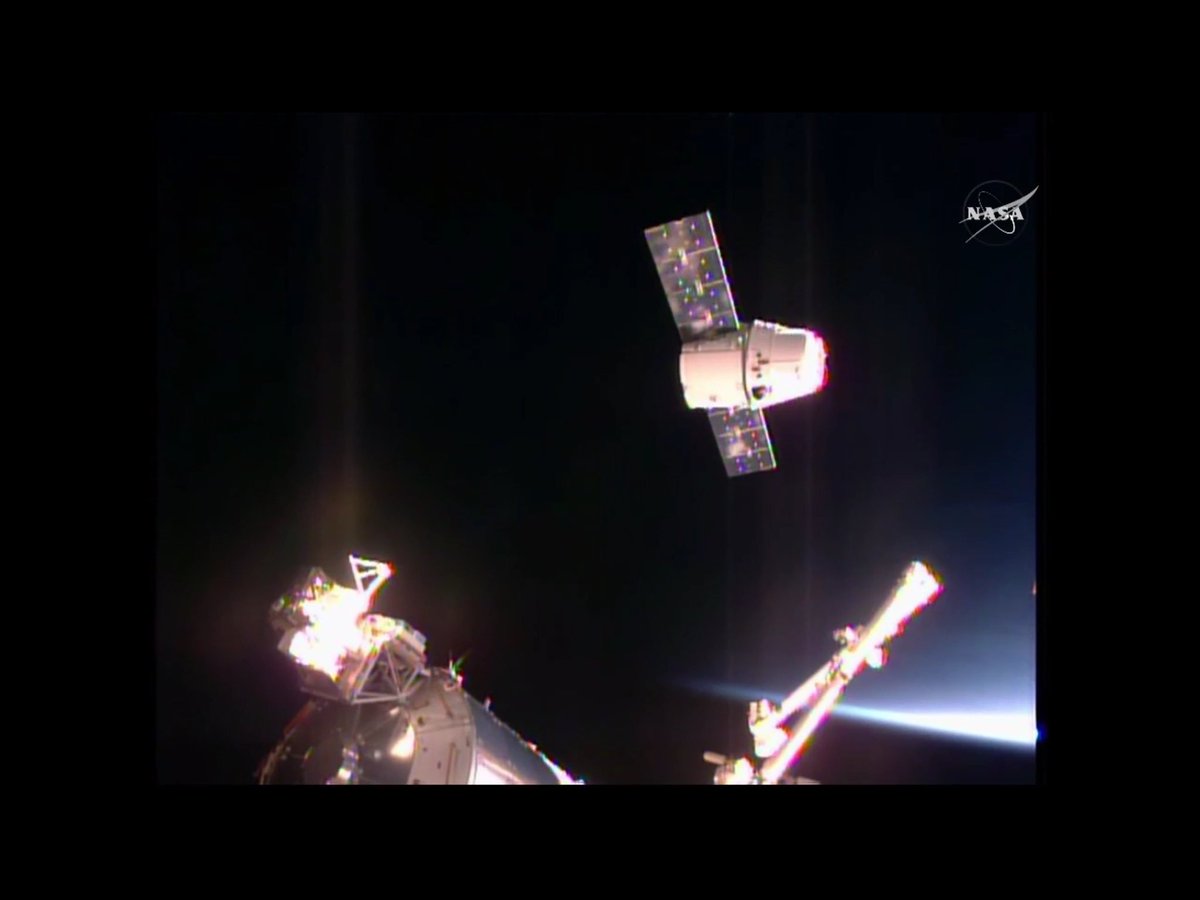 AstroMiceRule's tweet photo. Ok, it just got dark inside the belly of the #Dragon. What's happening outside?!? #OrbitalSunset https://t.co/05MFIdKOHq