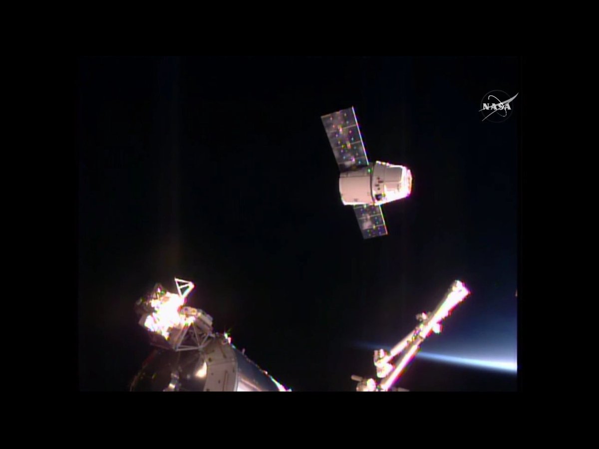 AstroMiceRule's tweet photo. Ok, it just got dark inside the belly of the #Dragon. What's happening outside?!? #OrbitalSunset https://t.co/05MFIdKOHq