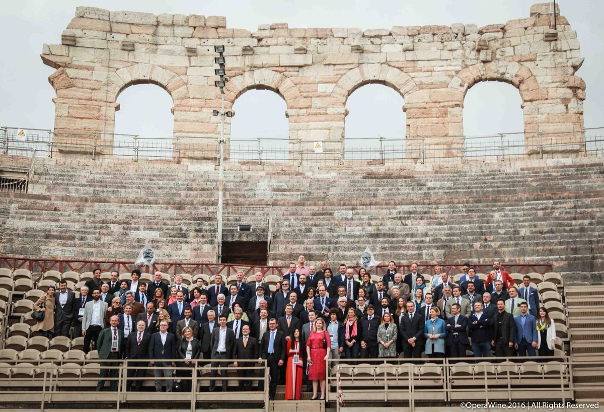 MyOperaWine's tweet photo. #Operawine2016 #Vinitaly2016 Group Pictures in the #Arena and #GranGuardia! #Italianwine https://t.co/a6WEeJzpUm