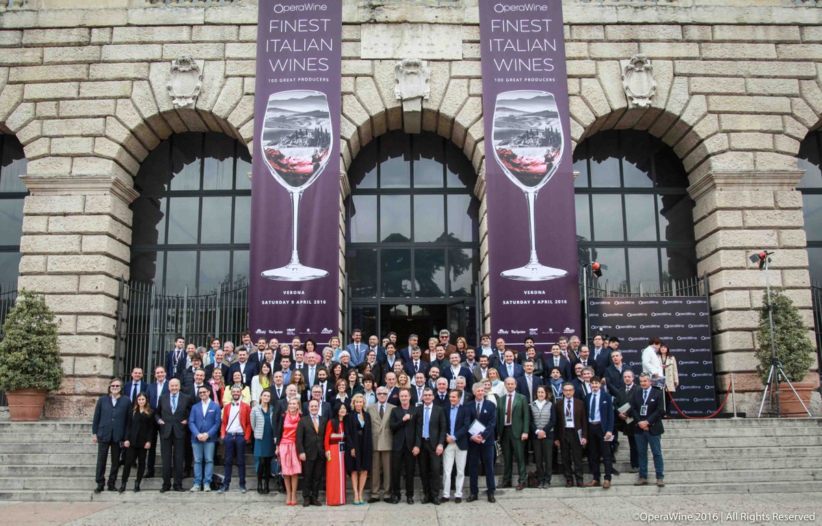 MyOperaWine's tweet photo. #Operawine2016 #Vinitaly2016 Group Pictures in the #Arena and #GranGuardia! #Italianwine https://t.co/a6WEeJzpUm