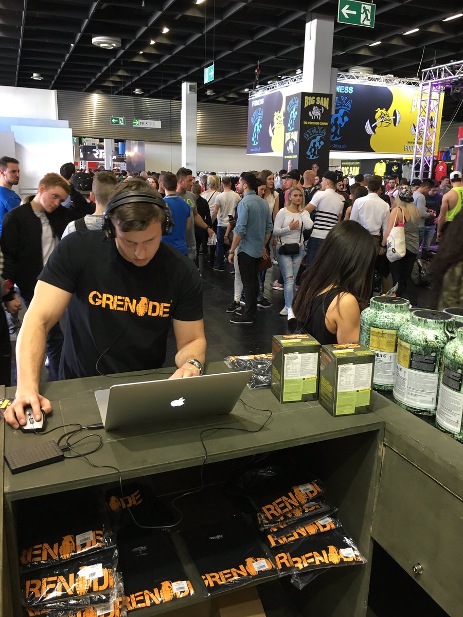 tjmurphy21's tweet photo. Hot desking at its most casual! https://t.co/T7Es3vdulB