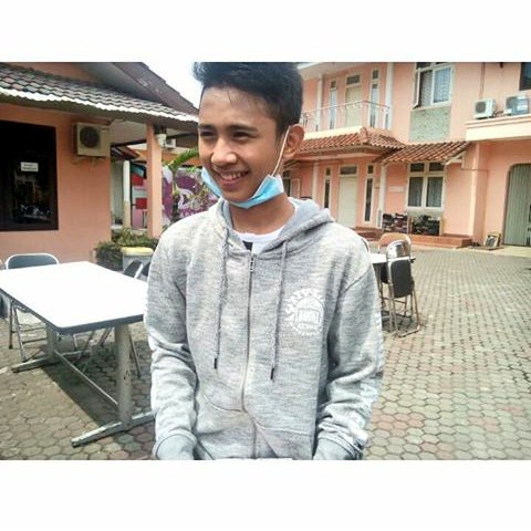 Senyumnya itu hlo yg bikin kangen.klau ada waktu on sosmed ya dek kita seru2an breng. Lop lop 😘😘😘 KANGEN RAFLY GOWA