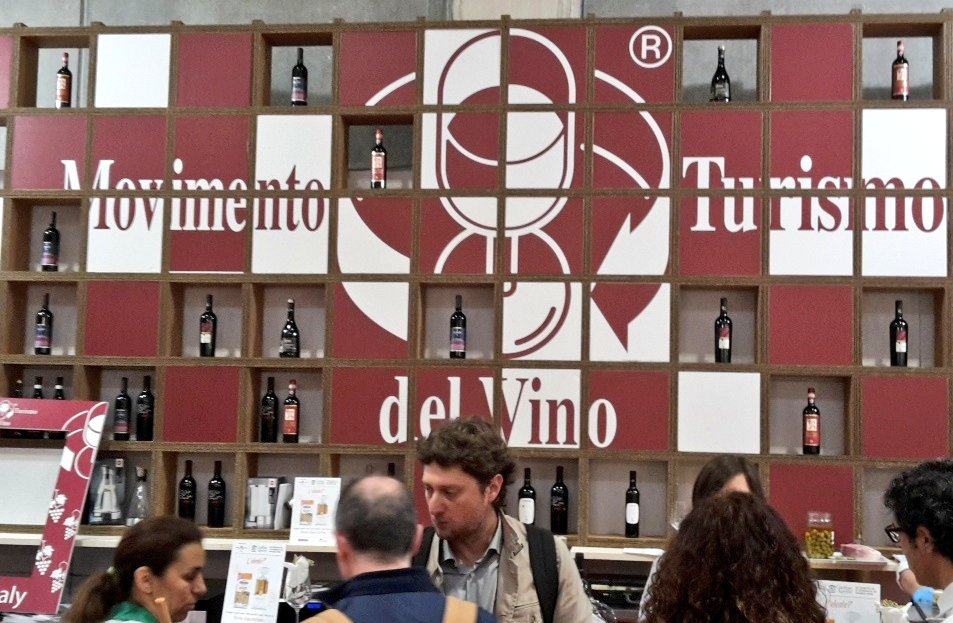 Marco_K18's tweet photo. Al pad 3 C8-D8 @MTV_Italia c'è #casamodena e @MoratoPane #nonsolovino #vino #wine https://t.co/nJQ5b2S5dH