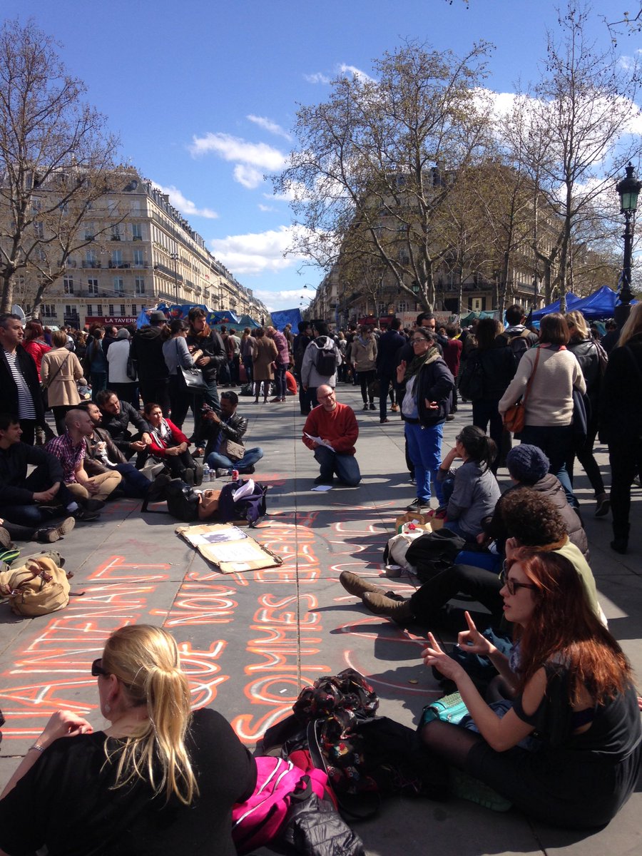libelul's tweet photo. À la #NuitDebout il y a des débats en langue des signes ♻️💚 #handicapfriendly #41mars #BastilleLife @nuitdebout https://t.co/UBGrXuQLjM