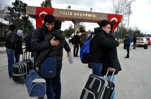 sonakademililer's tweet photo. Bir yıl önce bugün, yine bir Polis Bayramı'nda;
Komiserlik hakkını kazanmış bizler, yuvalarımızdan sürgün edildik. https://t.co/B7mI9U1k9V